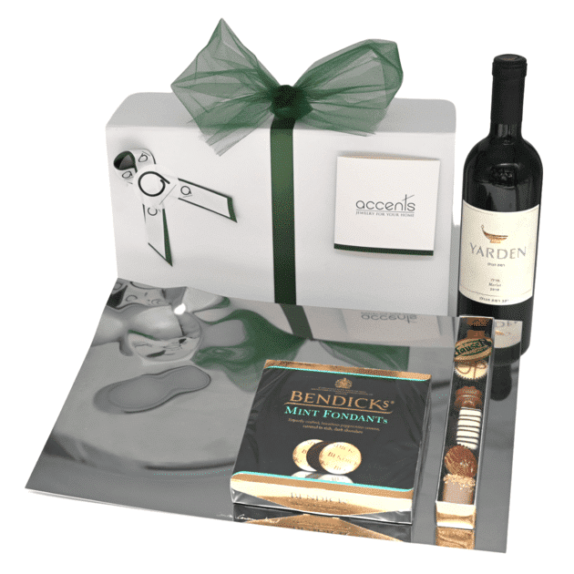 משלוח מנות | מגש מיוחד מהמותג לורה קואן, יין - ירדן מרלו, מארז שוקולדים ופרלינים