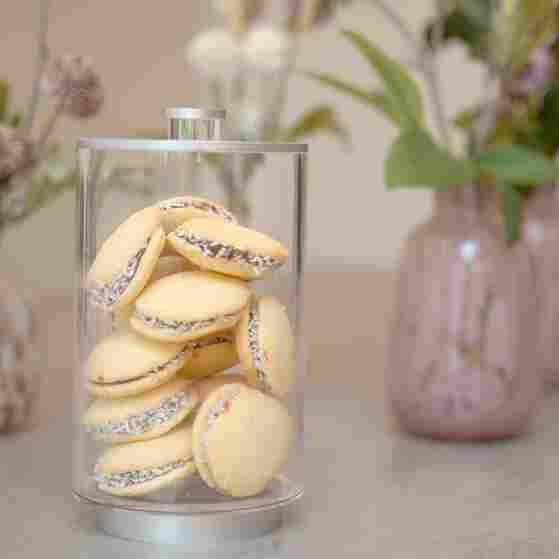 מארז שבועות | מגש DRIFT מהמותג רוברט וולש, 4 עוגות חלביות אישיות מקונדיטוריית נוגטין הצרפתית וליקר – תמונה 7