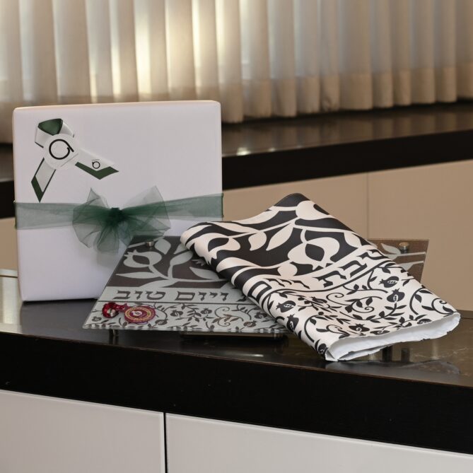 Gift Package | Challah Board & Cover Set